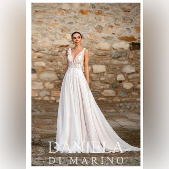 Wedding dress - Picture 1 of 3